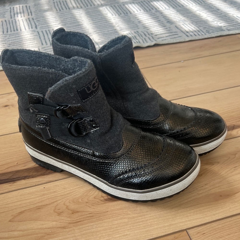 Size 7 Ugg Snow boots